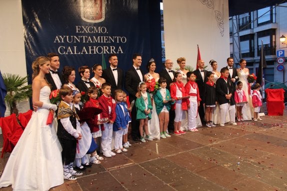 Reina coronada; peñas homenajeadas