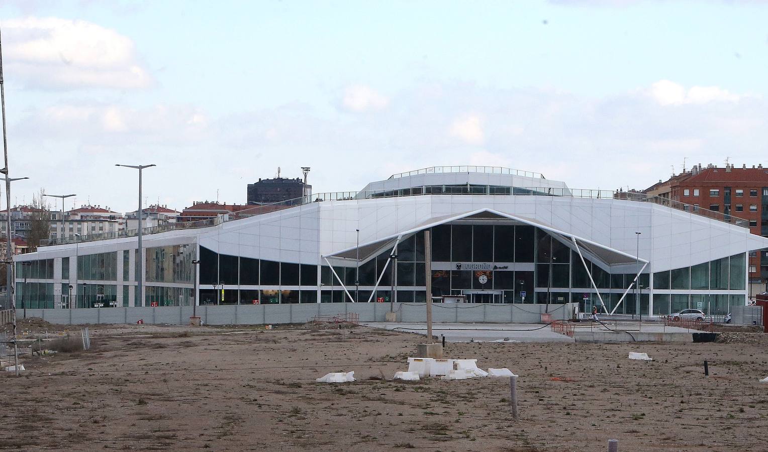 El PSOE insta a ADIF a abrir un espacio frente a la estación para crear un aparcamiento