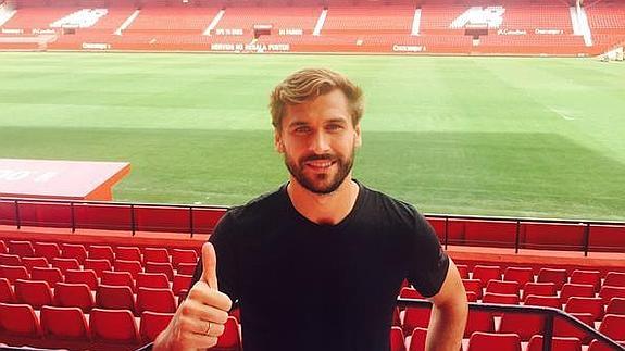 Llorente es recibido con fervor por miles de sevillistas en el Sánchez Pizjuán