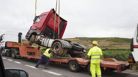 Otro accidente en la N-232 deja una mujer muerta y dos heridos en Fuenmayor