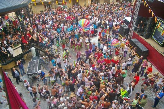 Cenicero empezó ayer sus fiestas patronales con el disparo del cohete