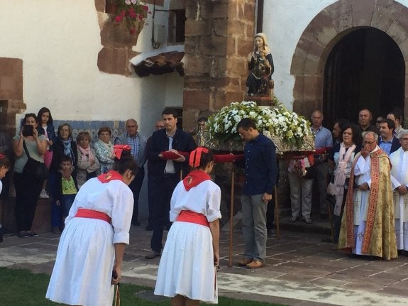 LA VIRGEN DE ALLENDE BAJA HASTA LA IGLESIA