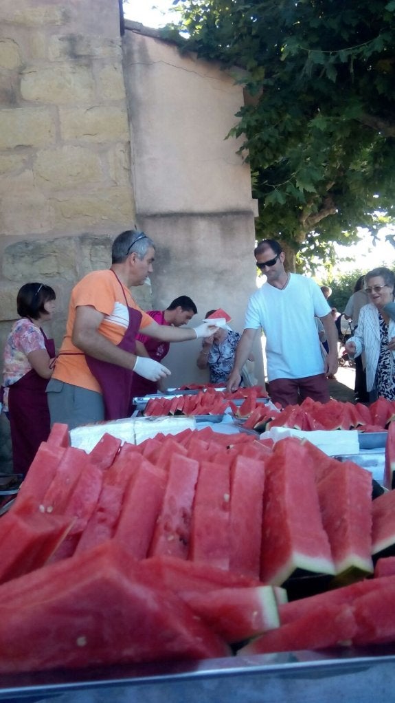 Bendición y reparto de sandías en la romería a Santa María de Jesús