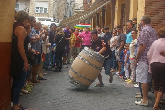 Cenicero celebró su singular carrera de 'redonchar' barricas