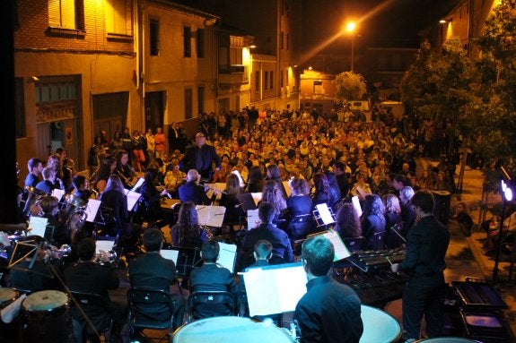 La Agrupación Musical de Alfaro puso banda sonora a la víspera patronal