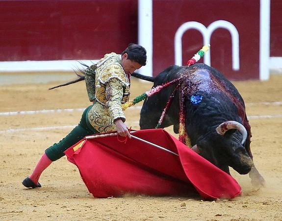 Diego Urdiales abre la puerta grande de La Ribera tras una tarde para el recuerdo