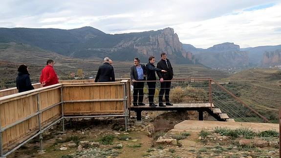 Una pasarela para disfrutar del Castillo de Nalda
