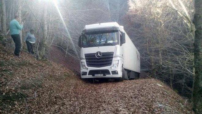 Un camionero que iba de Murcia a Letonia acaba en un monte riojano