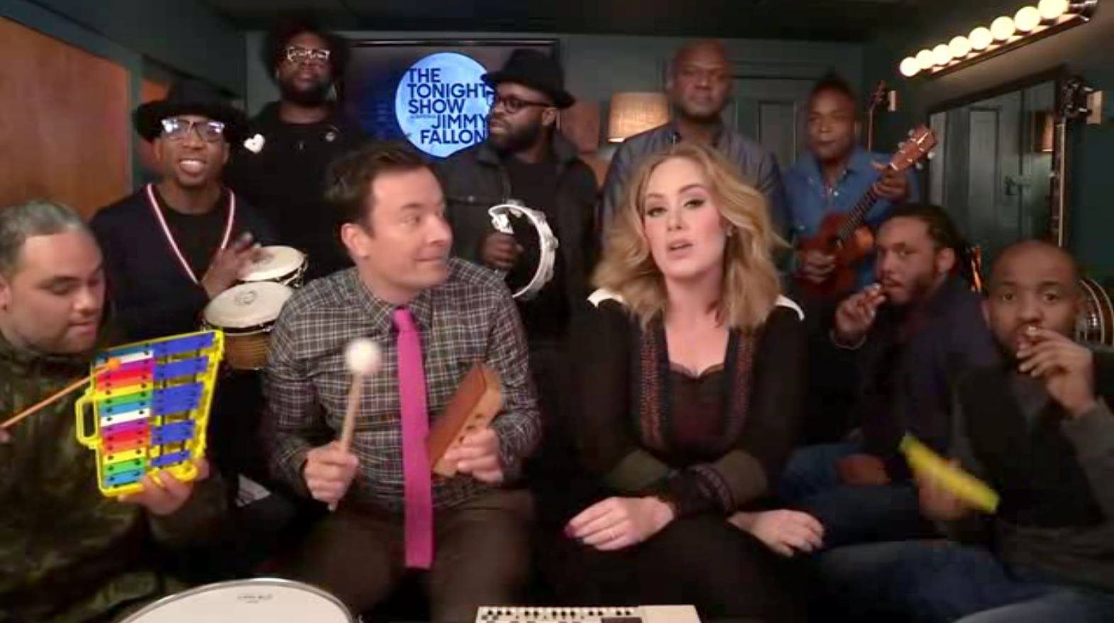 Adele canta Hello muy bien acompañada