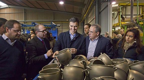 Sánchez promete a La Rioja apostar por el AVE, la industria y la universidad