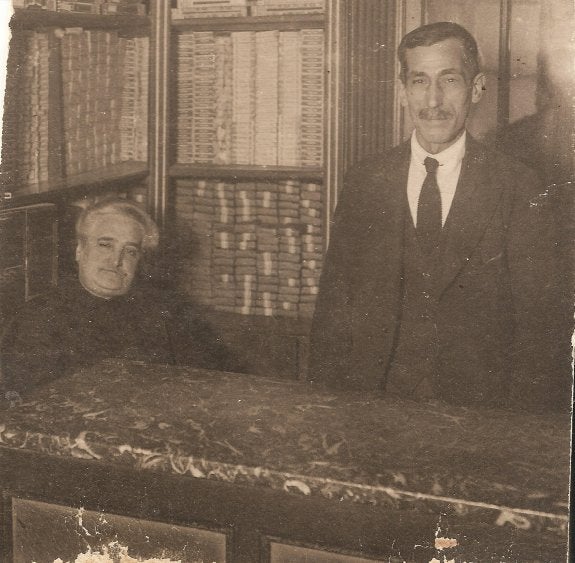 Foto de un cerverano en su estanco de Pamplona