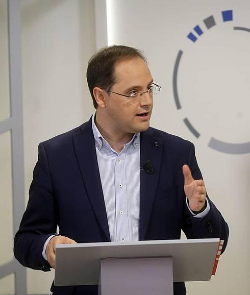 Luena advierte a Rajoy de que «los españoles le van a jubilar en 48 horas»