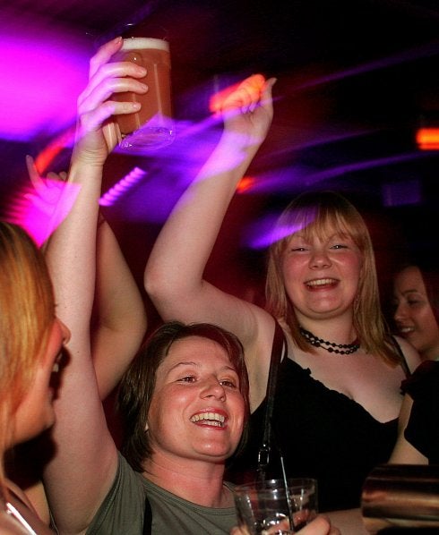 Alcohol: ¿mucho y pocas veces o poco y a menudo?