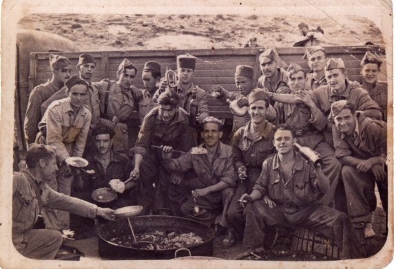 Un vecino de Valgañón, durante la mili