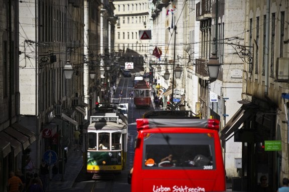 Agoncillo dispondrá de vuelos chárter a Lisboa y Praga en Semana Santa