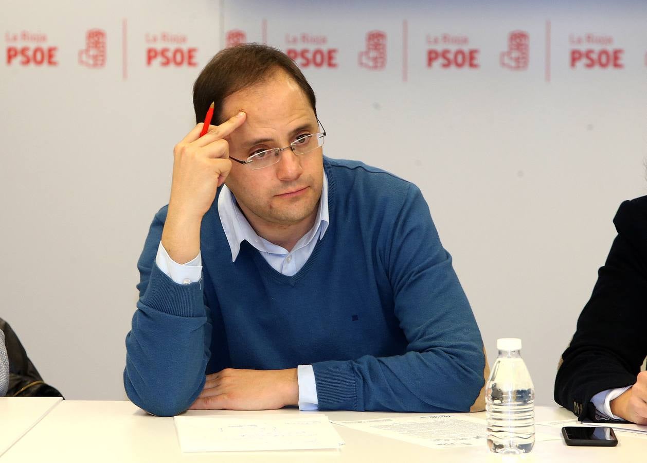 Luena advierte a Rajoy de que en política «no existe el limbo» y le exige que «o va a la investidura o se vaya»