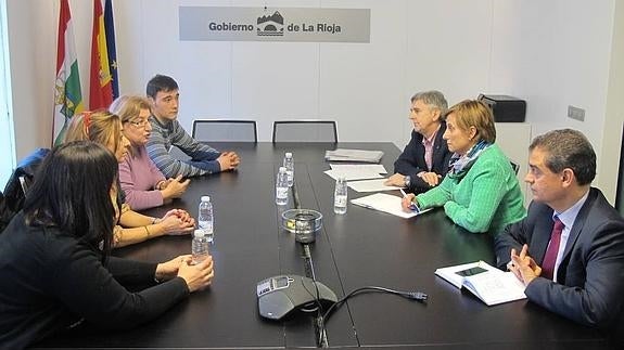 El Gobierno regional muestra su disposición a «arropar» a los trabajadores del balneario de Arnedillo