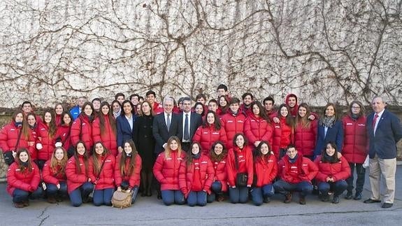 Ceniceros desea a los jóvenes chilenos una «fructífera y feliz estancia» en la tierra de sus antepasados