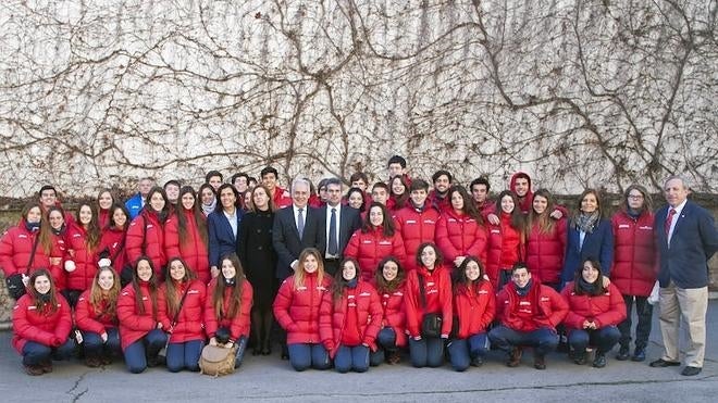 Ceniceros desea a los jóvenes chilenos una «fructífera y feliz estancia» en la tierra de sus antepasados