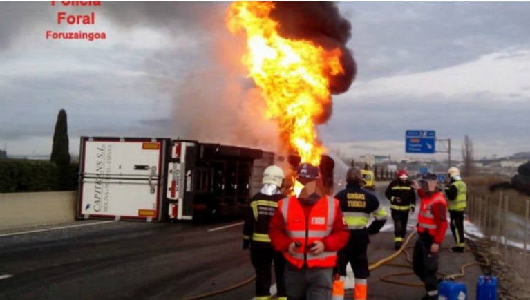 Cortada al tráfico la A-68 en sentido Logroño tras volcar y arder un camión