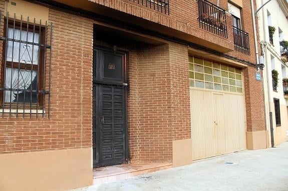Una bomba casera estalla frente a la puerta de una vivienda de El Villar