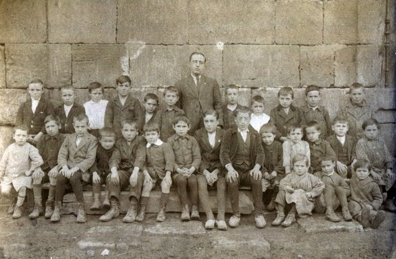 Retrato de escolares y su maestro