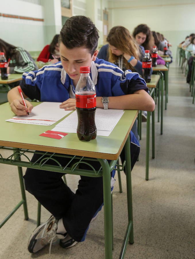 Un centenar de alumnos compite en la prueba escrita del LVI Concurso Coca-Cola