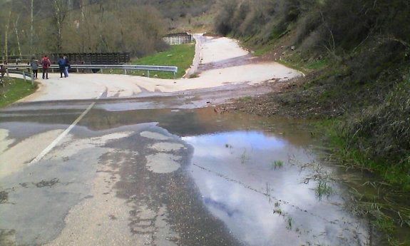 Agua que se embalsa en la carretera