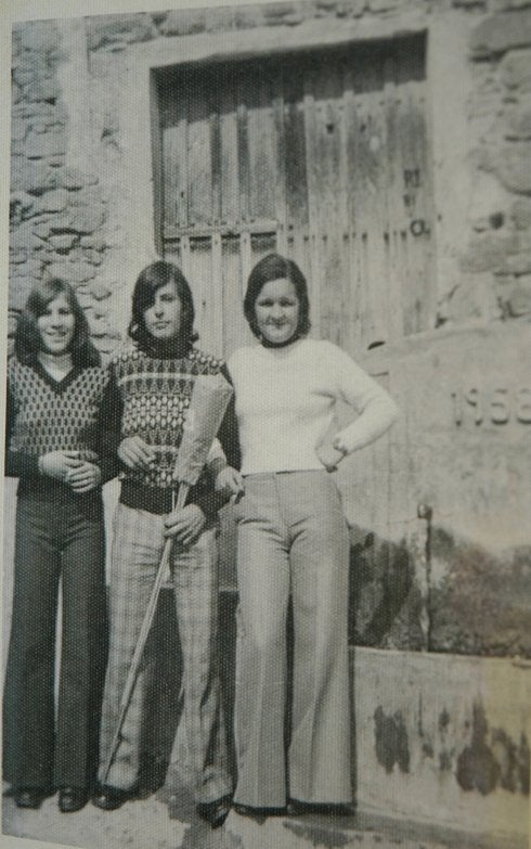 Años 70, tres jóvenes en fiestas de Valdeperillo