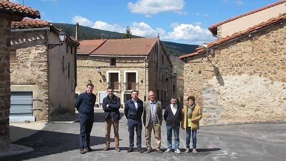 Lumbreras estrena pavimentación en la calle Ermita