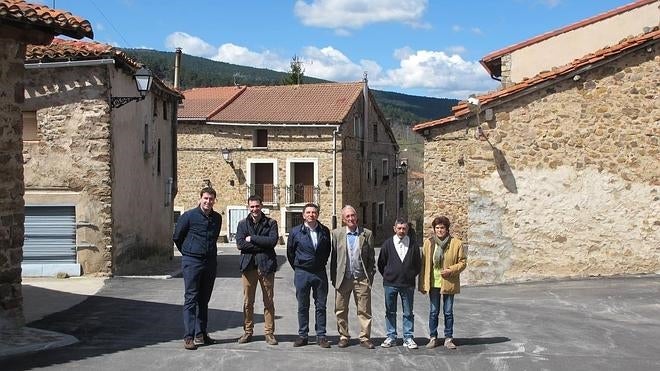 Lumbreras estrena pavimentación en la calle Ermita