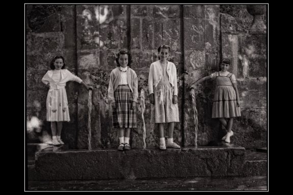 Chicas en la Fuente de Valgañón