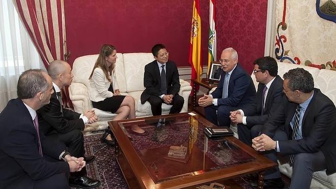 La multinacional tecnológica Huawei podría colaborar en proyectos educativos en La Rioja