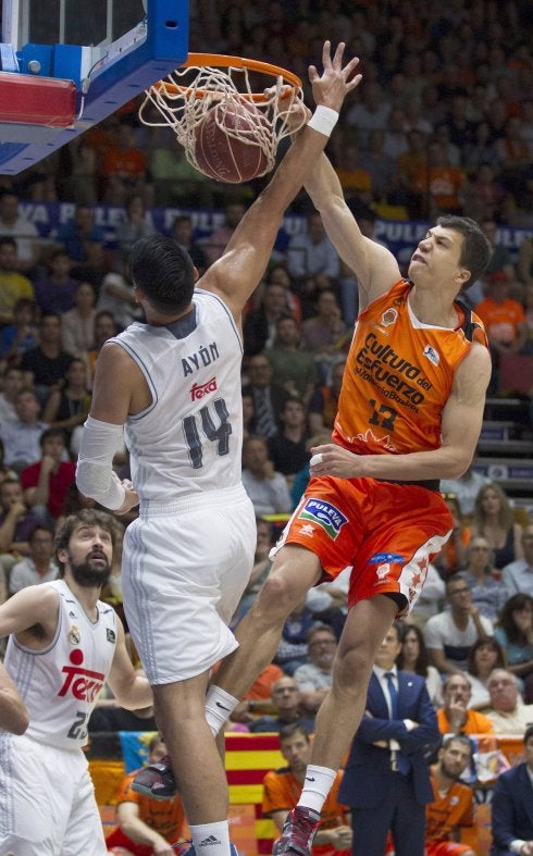 Una canasta sobre la bocina premia el orgullo del Valencia