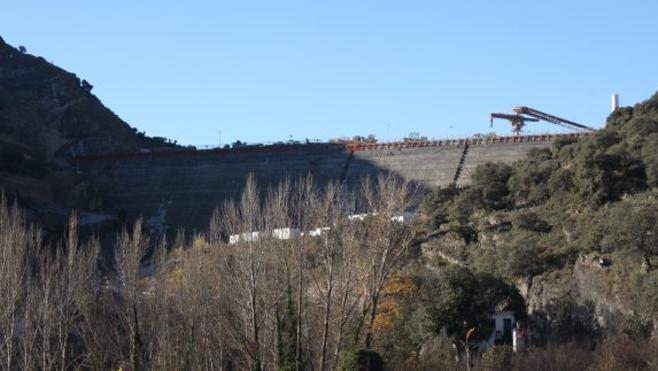 Un nuevo parón de la presa de Enciso vuelve a enfrentar a PSOE y PP