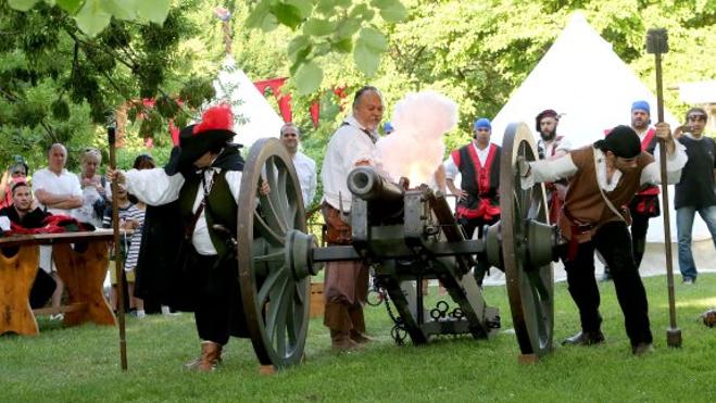 Un cañón lanza la salva inaugural