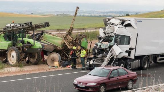 Dos heridos en un choque entre un tractor y un camión en Grañón