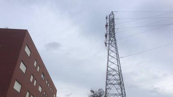 El PSOE solicita el soterramiento de las líneas de alta tensión en Varea