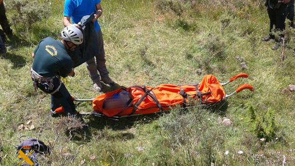 Rescatan en Montes de Oca a un anciano que se fracturó las piernas