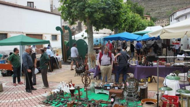 El público viaja en el tiempo en la VII Feria de Antigüedades de Munilla