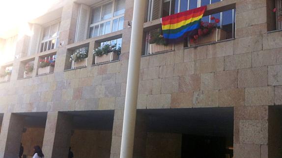 La bandera gay colorea hoy el Ayuntamiento