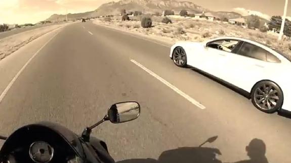 Duelo entre una moto de carretera y un Tesla