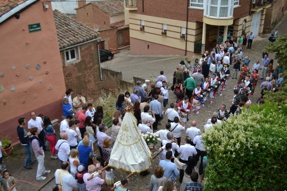 Ventosa celebra sus fiestas con la danza en honor a la Virgen Blanca