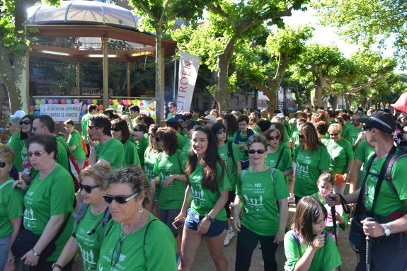 Quinientas personas participan en la Marcha contra el cáncer