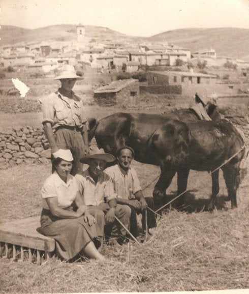 Una familia, trillando en Valdemadera en los 50