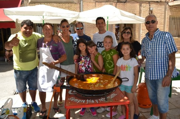 Los Barrios Altos compitieron por elaborar las mejores paellas