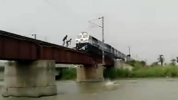 Las vías del tren: un peligroso juego en la India