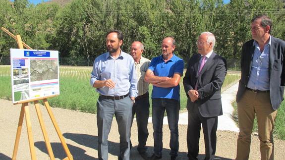 Ceniceros visita la nueva estación de aguas residuales de Munilla