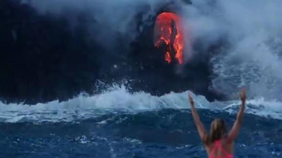 Hacer surf junto a un volcán en erupción