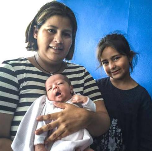 Da a luz sola entre dos coches después que la matrona le dijera que no estaba de parto
